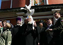 В восьмидесятую годовщину со дня блаженной кончины святителя Тихона, Патриарха Всероссийского, Святейший Патриарх Алексий совершил молебен у мощей великогоисповедника Русской Церкви. Фото Службы коммуникации ОВЦС МП.Официальный сайт Русской Православной Церквиhttp://www.mospat.ru