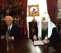 13 апреля 2005 года в Рабочей резиденции Патриарха Московского и всея Руси в Чистом переулке состоялось подписание договора о сотрудничестве между Московской Патриархией и Открытым акционерным обществом 'Российские железные дороги'.Фото Службы коммуникации ОВЦС МП.Официальный сайт Русской Православной Церквиhttp://www.mospat.ru