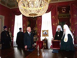 13 апреля 2005 года в Рабочей резиденции Патриарха Московского и всея Руси в Чистом переулке состоялось подписание договора о сотрудничестве между Московской Патриархией и Открытым акционерным обществом 'Российские железные дороги'.Фото Службы коммуникации ОВЦС МП.Официальный сайт Русской Православной Церквиhttp://www.mospat.ru