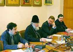 15 апреля 2005 года в Отделе внешних церковных связей Московского Патриархата состоялся 'круглый стол' на тему 'Мировая торговая система. Свобода? Справедливость? Демократия?' под руководством митрополита Смоленского и Калининградского Кирилла.Фото Службы коммуникации ОВЦС МП.Официальный сайт Русской Православной Церквиhttp://www.mospat.ru