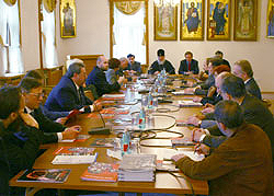 15 апреля 2005 года в Отделе внешних церковных связей Московского Патриархата состоялся 'круглый стол' на тему 'Мировая торговая система. Свобода? Справедливость? Демократия?' под руководством митрополита Смоленского и Калининградского Кирилла.Фото Службы коммуникации ОВЦС МП.Официальный сайт Русской Православной Церквиhttp://www.mospat.ru