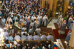 В день 55-летия своего служения в священном сане Святейший Патриарх Алексий совершил утреню с чтением Акафиста Пресвятой Богородице в Богоявленском кафедральном соборе.Фото Службы коммуникации ОВЦС МП.Официальный сайт Русской Православной Церквиhttp://www.mospat.ru