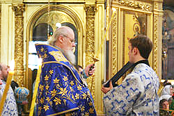 В день 55-летия своего служения в священном сане Святейший Патриарх Алексий совершил утреню с чтением Акафиста Пресвятой Богородице в Богоявленском кафедральном соборе.Фото Службы коммуникации ОВЦС МП.Официальный сайт Русской Православной Церквиhttp://www.mospat.ru