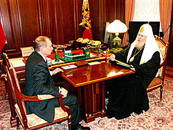 21 апреля 2005 года в Кремле состоялась встреча Президента Российской Федерации В.В.Путина со Святейшим Патриархом Московским и всея Руси Алексием II.Фото Службы коммуникации ОВЦС МП.Официальный сайт Русской Православной Церквиhttp://www.mospat.ru