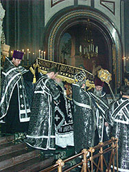 29 апреля 2005 года, в Великую Пятницу, Святейший Патриарх Московский и всея Руси Алексий II совершил в Храме Христа Спасителя вечерню с выносом Святой Плащаницы.Фото Службы коммуникации ОВЦС МП.Официальный сайт Русской Православной Церквиhttp://www.mospat.ru