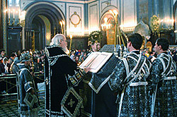 Накануне вечером Святейший Патриарх в сослужении архиепископа Истринского Арсения и епископа Дмитровского Александра совершил утреню с чтением 12 Евангелий Святых Страстей Господа нашего Иисуса Христа.Официальный сайт Русской Православной Церквиhttp://www.mospat.ru