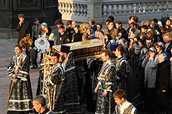 Вечером Святейший Патриарх Алексий совершил в Храме Христа Спасителя утреню с Чином погребения Святой Плащаницы.Официальный сайт Русской Православной Церквиhttp://www.mospat.ru