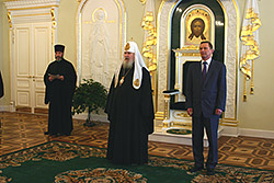 5 мая 2005 года в Патриаршей и Синодальной резиденции в Свято-Даниловом монастыре состоялась встреча Святейшего Патриарха Московского и всея Руси Алексия II с министром обороны Российской Федерации С.Б.Ивановым и группой сотрудников Министерства.Фото Службы коммуникации ОВЦС МП.Официальный сайт Русской Православной Церквиhttp://www.mospat.ru