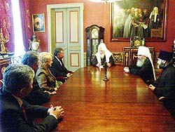 Состоялась встреча Святейшего Патриарха Алексия II с Президентом Киргизии.Фото Службы коммуникации ОВЦС МП.Официальный сайт Русской Православной Церквиhttp://www.mospat.ru