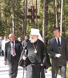 15 мая 2005 года митрополит Смоленский и Калининградский Кирилл совершил молебен перед началом строительства храма во имя святых благоверных князей и страстотерпцев Бориса и Глеба на территории мемориала 'Катынь', а затем заложил первый камень в его основание.После завершения чина закладки нового храма митрополит Кирилл в сопровождении работников мемориала и духовенства осмотрел территорию комплекса.Фото Пресс-службы Смоленской епархии.Официальный сайт Русской Православной Церквиhttp://www.mospat.ru