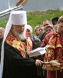 15 мая 2005 года митрополит Смоленский и Калининградский Кирилл совершил молебен перед началом строительства храма во имя святых благоверных князей и страстотерпцев Бориса и Глеба на территории мемориала 'Катынь', а затем заложил первый камень в его основание.Фото Пресс-службы Смоленской епархии.Официальный сайт Русской Православной Церквиhttp://www.mospat.ru