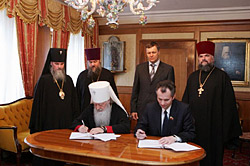 30 мая 2005 года в резиденции митрополита Крутицкого и Коломенского Ювеналия в Новодевичьем монастыре Москвы состоялось подписание соглашения о сотрудничестве между Московской епархией Русской Православной Церкви и министерством строительного комплекса Московской области.Фото Пресс-службы Московской епархии.