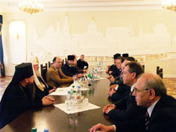 Предстоятель Русской Православной Церкви встретился с участниками российско-греческого координационного комитета Международного форума 'Культурно-исторические традиции сотрудничества государственной власти, общественных институтов и Православной Церкви'.Фото Службы коммуникации ОВЦС МП.Официальный сайт Русской Православной Церквиhttp://www.mospat.ru