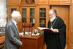 22 июля 2005 годав Отделе внешних церковных связей состоялось поздравление юбиляра. Председатель Отдела митрополит Смоленский и Калининградский Кирилл приветствовал Алексея Сергеевича от имени Священноначалия, коллег и соработников и вручил ему приветственный адрес.Фото Службы коммуникации ОВЦС МП.Официальный сайт Русской Православной Церквиhttp://www.mospat.ru