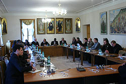 Затем в Отделе внешних церковных связей Московского Патриархата состоялась встреча делегации ВСЦ с главами и представителями различных христианских общин России, государственных структур, религиозных и общественных организаций. Вступительное слово в начале встречи произнес митрополит Смоленский и Калининградский Кирилл, представивший собравшимся С.Кобиа и остальных членов делегации. Затем генеральный секретарь ВСЦ рассказал о деятельности возглавляемой им организации и о том, как он видит ее роль в современном христианском мире. После этого он ответил на вопросы участников встречи.Фото Службы коммуникации ОВЦС МП.Официальный сайт Русской Православной Церквиhttp://www.mospat.ru