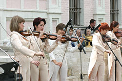 19 июня, в праздник Пятидесятницы, делегация ВСЦ присутствовала на Божественной литургии в храме Живоначальной Троицы в Хорошеве, где несут свое пастырское служение сотрудники ОВЦС МП в священном сане. По окончании богослужения гости присутствовали на концерте, организованном по случаю престольного праздника силами храма и Управы района 'Хорошево-Мневники', а затем приняли участие в праздничной трапезе.Фото Службы коммуникации ОВЦС МП.Официальный сайт Русской Православной Церквиhttp://www.mospat.ru