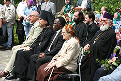 19 июня, в праздник Пятидесятницы, делегация ВСЦ присутствовала на Божественной литургии в храме Живоначальной Троицы в Хорошеве, где несут свое пастырское служение сотрудники ОВЦС МП в священном сане. По окончании богослужения гости присутствовали на концерте, организованном по случаю престольного праздника силами храма и Управы района 'Хорошево-Мневники', а затем приняли участие в праздничной трапезе.Фото Службы коммуникации ОВЦС МП.Официальный сайт Русской Православной Церквиhttp://www.mospat.ru