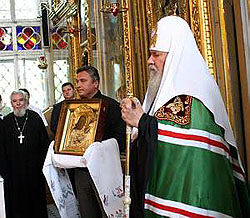 В праздник иконы Божией Матери 'Тихвинская' Святейший Патриарх Алексий совершил богослужение в Тихвинском храме, что в Алексеевском.Фото: Ю.Клиценко