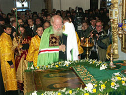 Святейший Патриарх Алексий молитвенно приложился к честным мощам основателей обители преподобных Сергия и Германа Валаамских.Фото Службы коммуникации ОВЦС МП.Официальный сайт Русской Православной Церквиhttp://www.mospat.ru