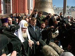 По окончании церемонии освящения колокола Святейший Патриарх Алексий ответил на вопросы журналистов.Фото Службы коммуникации ОВЦС МП.Официальный сайт Русской Православной Церквиhttp://www.mospat.ru