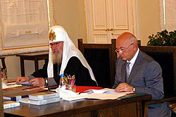 23 августа 2005 года в Патриаршей и Синодальной резиденции Свято-Данилова монастыря Святейший Патриарх Московский и всея Руси Алексий II и Мэр Москвы Ю.М.Лужков в качестве сопредседателей и учредителей возглавили рабочее заседание Комитета по премиям Митрополита Московского и Коломенского Макария (Булгакова).Официальный сайт Русской Православной Церквиhttp://www.mospat.ru