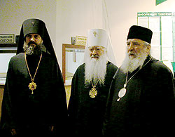 14 мая 2004 года по приглашению Русской Православной Церкви в Москву с первым официальным визитом прибыл председатель Архиерейского Синода Русской Зарубежной Церкви митрополит Восточно-Американский и Нью-Йоркский Лавр. В аэропорту делегацию встречали митрополит Крутицкий и Коломенский Ювеналий; архиепископ Корсунский Иннокентий, председатель Синодальной комиссии по диалогу с Русской Зарубежной Церковью; сотрудники ОВЦС МП и клирики города Москвы.Фото Службы коммуникации ОВЦС МП.Официальный сайт Русской Православной Церкви http://www.mospat.ru