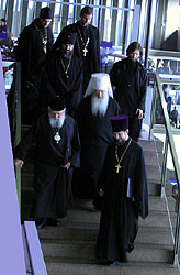 14 мая 2004 года по приглашению Русской Православной Церкви в Москву с первым официальным визитом прибыл председатель Архиерейского Синода Русской Зарубежной Церкви митрополит Восточно-Американский и Нью-Йоркский Лавр. В аэропорту делегацию встречали митрополит Крутицкий и Коломенский Ювеналий; архиепископ Корсунский Иннокентий, председатель Синодальной комиссии по диалогу с Русской Зарубежной Церковью; сотрудники ОВЦС МП и клирики города Москвы.Фото Службы коммуникации ОВЦС МП.Официальный сайт Русской Православной Церкви http://www.mospat.ru