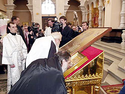 21 мая 2004 года делегация Русской Зарубежной Церкви во главе с ее Первоиерархом митрополитом Восточно-Американским и Нью-Йоркским Лавром прибыла в Екатеринбург. Целью поездки стало посещение памятных мест, тесно связанных с новейшей историей Русской Православной Церкви. Фото: 'Православная газета', Екатеринбург.http://orthodox.etel.ru