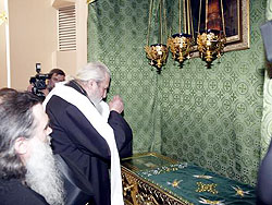 21 мая 2004 года делегация Русской Зарубежной Церкви во главе с ее Первоиерархом митрополитом Восточно-Американским и Нью-Йоркским Лавром прибыла в Екатеринбург. Целью поездки стало посещение памятных мест, тесно связанных с новейшей историей Русской Православной Церкви. Фото: 'Православная газета', Екатеринбург.http://orthodox.etel.ru