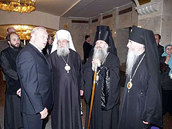 21 мая 2004 года делегация Русской Зарубежной Церкви во главе с ее Первоиерархом митрополитом Восточно-Американским и Нью-Йоркским Лавром прибыла в Екатеринбург. Целью поездки стало посещение памятных мест, тесно связанных с новейшей историей Русской Православной Церкви. Фото: 'Православная газета', Екатеринбург.http://orthodox.etel.ru