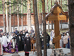 22 мая 2004 года официальная делегация и паломническая группа Русской Православной Церкви за границей во главе с её Первоиерархом митрополитом Лавром посетила мужской монастырь во имя Царственных страстотерпцев в урочище Ганина Яма. По окончании богослужения архиепископ Екатеринбургский и Верхотурский Викентий передал Высокопреосвященнейшему митрополиту Лавру на молитвенную память иконописный образ святых Царственных Страстотерпцев.Фото Службы коммуникации ОВЦС МП. Официальный сайт Русской Православной Церкви http://www.mospat.ru