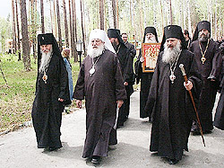 22 мая 2004 года официальная делегация и паломническая группа Русской Православной Церкви за границей во главе с её Первоиерархом митрополитом Лавром посетила мужской монастырь во имя Царственных страстотерпцев в урочище Ганина Яма. По окончании богослужения архиепископ Екатеринбургский и Верхотурский Викентий передал Высокопреосвященнейшему митрополиту Лавру на молитвенную память иконописный образ святых Царственных Страстотерпцев.Фото Службы коммуникации ОВЦС МП. Официальный сайт Русской Православной Церкви http://www.mospat.ru