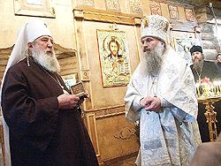 22 мая 2004 года официальная делегация и паломническая группа Русской Православной Церкви за границей во главе с её Первоиерархом митрополитом Лавром посетила мужской монастырь во имя Царственных страстотерпцев в урочище Ганина Яма. По окончании богослужения архиепископ Екатеринбургский и Верхотурский Викентий передал Высокопреосвященнейшему митрополиту Лавру на молитвенную память иконописный образ святых Царственных Страстотерпцев.Фото Службы коммуникации ОВЦС МП. Официальный сайт Русской Православной Церкви http://www.mospat.ru