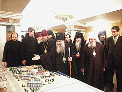 21 мая 2004 года делегация Русской Зарубежной Церкви во главе с ее Первоиерархом митрополитом Восточно-Американским и Нью-Йоркским Лавром прибыла в Екатеринбург. Целью поездки стало посещение памятных мест, тесно связанных с новейшей историей Русской Православной Церкви. Фото: 'Православная газета', Екатеринбург.http://orthodox.etel.ru