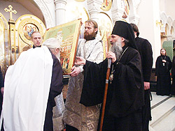 21 мая 2004 года делегация Русской Зарубежной Церкви во главе с ее Первоиерархом митрополитом Восточно-Американским и Нью-Йоркским Лавром прибыла в Екатеринбург. Целью поездки стало посещение памятных мест, тесно связанных с новейшей историей Русской Православной Церкви. Фото: 'Православная газета', Екатеринбург.http://orthodox.etel.ru