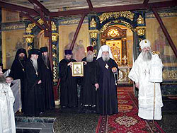 По окончании богослужения Владыка Викентий обратился к молившимся со словом, в котором, в частности, сказал: 'В сегодняшнем Евангельском чтении мы слышали слова молитвы Господа нашего Иисуса Христа о единстве Его учеников: 'Да будут все едино, как Ты, Отче, во Мне, и Я в Тебе, так и они да будут в Нас едино, - да уверует мир, что Ты послал Меня, да будут все едины, как и Мы с Тобой едины'(Ин. 17. 21). Надеюсь, что по молитвам русских святых нам будет явлена милость Божия, и ныне совершающийся визит делегации Русской Зарубежной Церкви станет важной вехой на пути к чаемому единению'.Фото: 'Православная газета', Екатеринбургhttp://orthodox.etel.ru