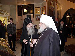 Из Свято-Троицкого кафедрального собора делегация направилась в соборный храм во имя святого Пророка, Предтечи и Крестителя Господня Иоанна. Этот собор известен тем, что здесь не прекращались богослужения даже в годину самых суровых гонений и репрессий. Фото: 'Православная газета', Екатеринбургhttp://orthodox.etel.ru