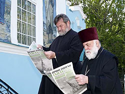 Руководитель информационно-издательского отдела епархии игумен Димитрий (Байбаков) ознакомил митрополита Лавра и сопровождающих его лиц с образцами выпускаемой здесь полиграфической продукции, оборудованием для полноцветной печати, на котором выпускается большая часть изданий, а также показал газетную линию, с которой выходит в свет екатеринбургская церковная периодика, -'Православная газета', 'Голос Православия' и молодежная газета 'Покров'. Фото: 'Православная газета', Екатеринбургhttp://orthodox.etel.ru