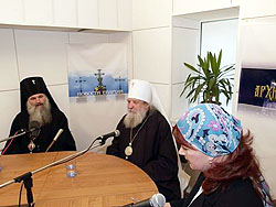 Гости побывали также в епархиальной телестудии, готовящей к эфиру три ежедневные и три еженедельные телепрограммы, в епархиальном информационном агентстве и книжном издательстве. В студии екатеринбургской православной радиостанции Первоиерарх Русской Зарубежной Церкви дал интервью епархиальным средствам массовой информации - православному информационному агентству, интернет-порталу, радиоканалу, телепрограмме, нескольким газетам.Фото: 'Православная газета', Екатеринбургhttp://orthodox.etel.ru