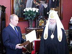  В.В.Путин лично зачитал подписанный им в этот день Указ о награждении Святейшего Патриарха Московского и всея Руси Алексия орденом 