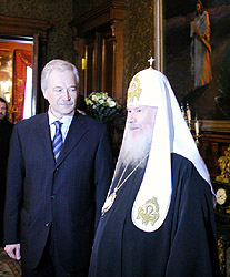  В тот же день Предстоятеля Русской Православной Церкви поздравили с 75-летием побывавшие в Патриаршей резиденции Председатель Государственной Думы Федерального Собрания Российской Федерации Б.В.Грызлов. Фото Службы коммуникации ОВЦС МП. Официальный сайт Русской Православной Церкви http://www.mospat.ru