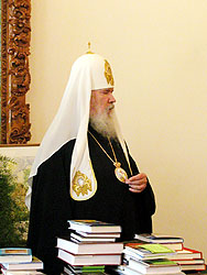 11 мая 2004 года в Синодальной резиденции Свято-Данилова монастыря Святейший Патриарх Московский и всея Руси принял делегацию православных писателей и издателей, участников и членов президиума Всемирного Русского Народного Собора.Фото Службы коммуникации ОВЦС МП. Официальный сайт Русской Православной Церкви http://www.mospat.ru