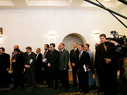 11 мая 2004 года в Синодальной резиденции Свято-Данилова монастыря Святейший Патриарх Московский и всея Руси принял делегацию православных писателей и издателей, участников и членов президиума Всемирного Русского Народного Собора.Фото Службы коммуникации ОВЦС МП. Официальный сайт Русской Православной Церкви http://www.mospat.ru