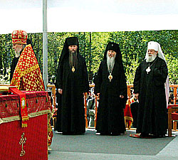 15 мая 2004 года Святейший Патриарх Московский и всея Руси Алексий II совершил Божественную литургию на территории Бутовского полигона, ставшего местом мученической кончины множества православных архипастырей, пастырей и мирян, за веру Христову пострадавших.Его Святейшеству сослужили сонм архиереев Русской Православной Церкви, сотни клириков московских и подмосковных храмов. На богослужении присутствовала делегация Русской ЗарубежнойЦеркви, возглавляемая ее Первоиерархом митрополитом Восточно-Американским и Нью-Йоркским Лавром.Фото Службы коммуникации ОВЦС МП.Официальный сайт Русской Православной Церкви http://www.mospat.ru