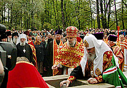 15 мая 2004 года Святейший Патриарх Московский и всея Руси Алексий II совершил Божественную литургию на территории Бутовского полигона, ставшего местом мученической кончины множества православных архипастырей, пастырей и мирян, за веру Христову пострадавших.Его Святейшеству сослужили сонм архиереев Русской Православной Церкви, сотни клириков московских и подмосковных храмов. На богослужении присутствовала делегация Русской ЗарубежнойЦеркви, возглавляемая ее Первоиерархом митрополитом Восточно-Американским и Нью-Йоркским Лавром.Фото Службы коммуникации ОВЦС МП.Официальный сайт Русской Православной Церкви http://www.mospat.ru