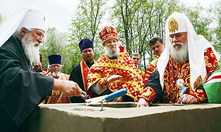 15 мая 2004 года. В церемонии закладки каменного храма в Бутове приняли участие сослужившие Святейшему Патриарху Алексию архиереи Русской Православной Церкви, а также митрополит Восточно-Американский и Нью-Йоркский Лавр и другие члены делегации Русской Зарубежной Церкви, а также представители Государственной Думы Федерального Собрания Российской Федерации.Фото ИТАР-ТАССhttp://www.tassphoto.com