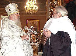 20 мая 2004 года, в день празднования Вознесения Господня, Святейший Патриарх Московский и всея Руси Алексий II совершил Божественную литургию в храме Вознесения Господня в Сторожах (Большое Вознесение), что у Никитских ворот, а также молебен и освящение новой колокольни 'Большого Вознесения'. За богослужением присутствовали и молились члены делегации Русской Зарубежной Церкви во главе с Высокопреосвященнейшим митрополитом Лавром.Фото: Юрий Клиценко.Интернет-портал 'Седмица.Ру'http://www.sedmitza.ru