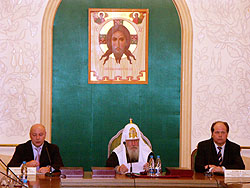 18 июня 2004 года в Сергиевском зале Храма Христа Спасителя состоялась презентация уникального издания - Библии, иллюстрированной палехскими миниатюрами. Возглавил церемонию Святейший Патриарх Московский и всея Руси Алексий II. Фото Службы коммуникации ОВЦС МП.Официальный сайт Русской Православной Церкви http://www.mospat.ru