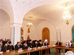 18 июня 2004 года в Сергиевском зале Храма Христа Спасителя состоялась презентация уникального издания - Библии, иллюстрированной палехскими миниатюрами. Возглавил церемонию Святейший Патриарх Московский и всея Руси Алексий II. На презентации также присутствовали управляющий делами Московской Патриархии митрополит Калужский и Боровский Климент, архиепископ Истринский Арсений, председатель Учебного комитета при Священном Синоде, ректор Московских Духовных академии и семинарии архиепископ Верейский Евгений, заместитель председателя Отдела внешних церковных связей Московского Патриархата епископ Егорьевский Марк, а также заместитель министра иностранных дел В.В.Лощинин, руководитель Федерального агентства по печати и массовым коммуникациям М.В.Сеславинский, другие представители государственной власти, региональные руководители, представители дипломатического корпуса, ученые, деятели культуры и искусства, в том числе директор музея-заповедника 'Московский Кремль' Г.Ю.Гагарина, Генеральный директор Российской государственной библиотеки В.В.Федоров, председатель Союза художников России В.М.Сидоров, председатель Союза писателей России, заместитель Главы Всемирного Русского Народного Собора В.Н.Ганичев. Фото Службы коммуникации ОВЦС МП.Официальный сайт Русской Православной Церкви http://www.mospat.ru