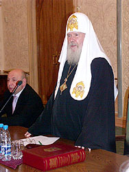 18 июня 2004 года в Сергиевском зале Храма Христа Спасителя состоялась презентация уникального издания - Библии, иллюстрированной палехскими миниатюрами. Возглавил церемонию Святейший Патриарх Московский и всея Руси Алексий II. 'Мы благодарим художников, в течение долгого времени работавших над осуществлением этого проекта и сегодня представивших нам работы, в которые они вложили свое сердце, свой талант, свое умение', - сказал, в частности, Святейший Патриарх Алексий, выступая на презентацииФото Службы коммуникации ОВЦС МП.Официальный сайт Русской Православной Церкви http://www.mospat.ru